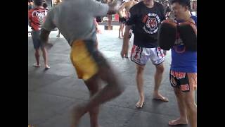 Khalil Rountree kicking at Samart Payakaroon amp Dieselnoi ChorThansaukarn seminar [upl. by Arik]