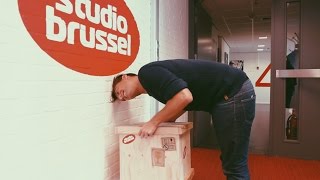 Studio Brussel Sam en Roos doen aan wetenschappelijk onderzoek [upl. by Mcclenaghan]