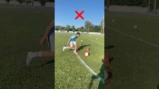 COME CALCIARE IN CORSA calcio tiro allenamento shorts Soccer tutorial consigli goal trick [upl. by Matelda]