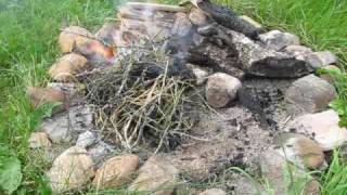 Faire du feu avec silex et briquet dacier Making fire with flint and steel lighter [upl. by Eillat]