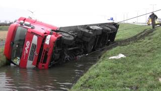 Vrachtwagen te water langs N242 in Alkmaar door losgeschoten stuurstang [upl. by Jone549]