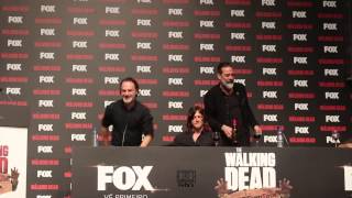 Andrew Lincoln Norman Reedus e Jeffrey Dean Morgan hug at The Walking Dead Eurotour Portugal [upl. by Pulsifer]