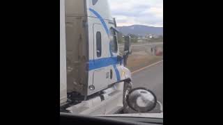 Intentan rapiñar rollos de acero en accidente de trailer Carr 57 Huizache SLP [upl. by Haelam999]