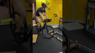 Subindo no rolo de treino de bike sem apoiar em nada shorts Pedaleria [upl. by Fedirko]