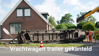 Vrachtwagen trailer kantelt N386 Tynaarlo [upl. by Azirb]