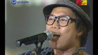 Sandhy Sondoro feat Glen Fredly  Lets Say Love  live on MTV VJ Hunt 2010 [upl. by Irma]