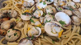 Spaghetti con le Vongole  Tutti i trucchi per ottenerli come al ristorante [upl. by Erreipnaej]