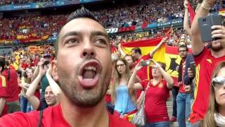 Euro 2016 121 Saltan los equipos y suena el Himno de España y el de Italia en San Denís [upl. by Hamilah]