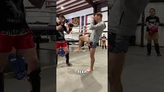 Fake the teep go in for the knee muaythai teep fake topictip [upl. by Ynohtnacram]