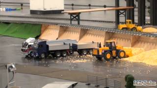 Funktionsmodellbau Radlader belädt einen LKW mit Mais Messe Köln 2012 [upl. by Tedder]