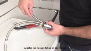 Cómo cambiar un grifo de la cocina o lavabo [upl. by Semyaj616]