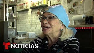 Este restaurante solo contrata abuelas para cocinar recetas de la abuela  Noticias Telemundo [upl. by Karlin]