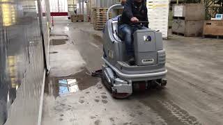 Schrobmachine HD Floorpul Diamond 100S zuigt de vloer kurkdroog bij een bloembollenproducent [upl. by Menendez]