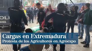 Cargas policiales y varios detenidos durante las protestas de los agricultores extremeños [upl. by Plafker]