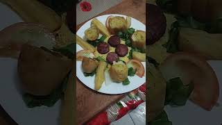 Borá de pão de alho linguiça mandioca frita salada [upl. by Faxan]