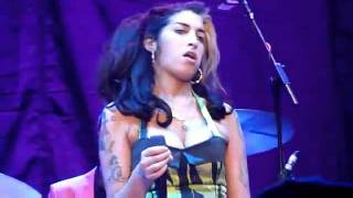 AMY WINEHOUSE ubriaca e drogata al Concerto di Belgrado Serbia [upl. by Whitford]