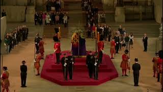 Guardsman Faints Whilst Guarding Queen Elizabeths Coffin in Westminster Hall today new newslive [upl. by Rednaskela]