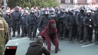 1 Mai 2010 in Berlin  Demonstranten werfen Böller auf Polizisten [upl. by Ahpla]