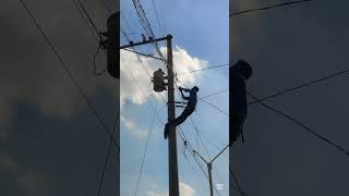 Lineman working time Lineman viralreelsfb typpesoflineman transformers linemanlife [upl. by Ellebyam]