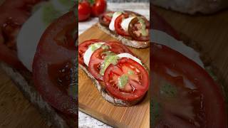 Tosta Caprese con “Pesto” de nueces… ¡Brutal receta youtubeshorts [upl. by Reisfield97]