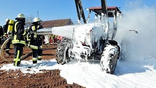 Dorfitter Brennenden Schlepper mit Schaum gelöscht [upl. by Tabina]