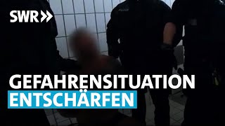 Umgang mit aggressiven und bewaffneten Tätern 4  Nachtstreife  PolizeiDokuserie [upl. by Llertnauq380]