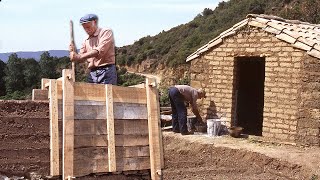 CASETA ARTESANA con la técnica del TAPIAL muros de tierra compactada adobes madera y arbustos [upl. by Troc793]