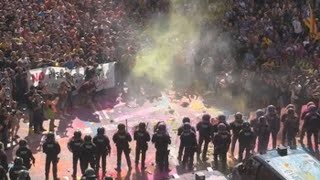 Los Mossos cargan contra independentistas que les lanzaron polvos de colores [upl. by Slrahc]