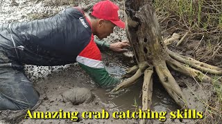 Giant Crab Barehanded  Only an expert can catch crabs this way [upl. by Nnahs]