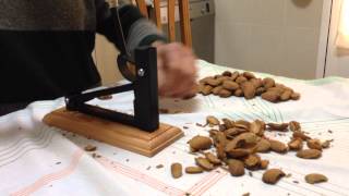 Máquina para partirabrir almendras nueces piñones Cascadorabridor de frutos secos [upl. by Janenna]