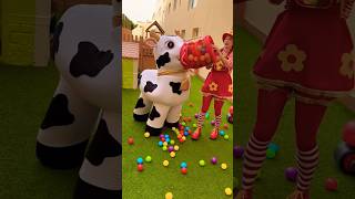 ￼ La Vaca infantil tiene mucha hambre cantajuego payasos tenerife [upl. by Furmark]