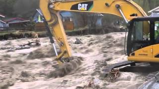 Gravemaskiner i flom  excavators in flooding river  RECUT [upl. by Ramraj]