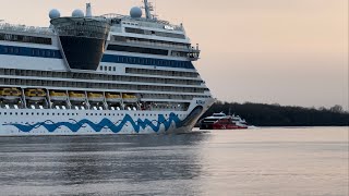 Spektakuläres DoppelAuslaufen AIDA Nova und AIDA Sol verlassen Hamburg mit Hupkonzert am 642024 [upl. by Neelyak]