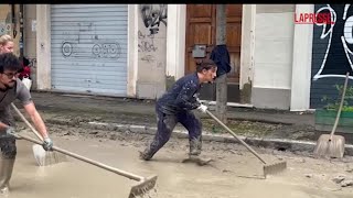 Maltempo EmiliaRomagna in ginocchio i cittadini e soccorritori ripuliscono le strade a Bologna [upl. by Orgel503]