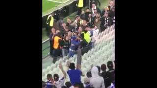 FC Porto  Macaco Líder foi oferecer um cachecol do FC Porto aos adeptos da Juve [upl. by Rexfourd]