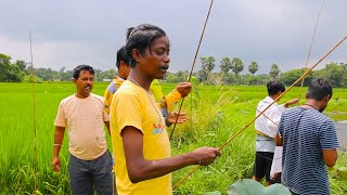 বর্ষায় পুকুর থেকে ছিপ দিয়ে ছোট ছোট কৈ মাছ ধরে ভাজা খাওয়া  village style hook fishing and cooking [upl. by Arvonio]