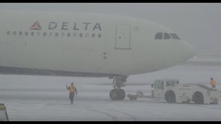 HD Watching Airplanes  Snow Storm  Minneapolis  St Paul International Airport KMSP  MSP [upl. by Sonja997]