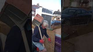 The old bastard still at it  Paul Weller hodcarrier oldschool bricklaying tutorial [upl. by Lydon426]