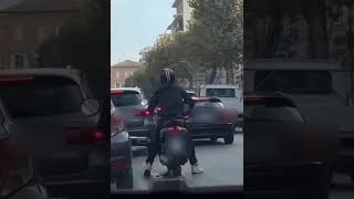 Civitanova  Scende dal motorino e aggredisce automobilista in corso Umberto I [upl. by Anitnas]