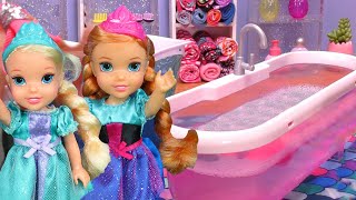 Doll bath time  Elsa amp Anna toddlers  bubble fun [upl. by Inanak]