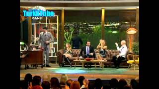 Beyaz Show  Ertem Şener Rüştüyü Öpüp Gidince Atalay Espriyi Patlatıyor 29032013 [upl. by Nordgren]