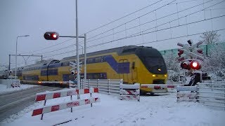 Spoorwegovergang Elst  Dutch railroad crossing [upl. by Bidle]