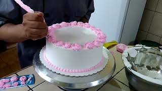 Cómo decorar una torta con chantilly [upl. by Annalla]