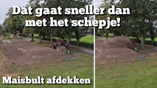 Dat is WAT ANDERS dan met het schepje  Maisbult afdekken  Boer Gerrit vlogt [upl. by Katy]