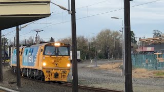 EF 30192 30226 with Train 390 NIMT passing DL 9740 with Train MR1 ECMT at Hamilton Station [upl. by Anekahs]