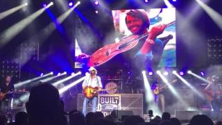 Toby Keith Pays Tribute to Glen Campbell with Wichita Lineman [upl. by Tedra]