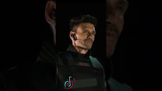 Frank Grillo en Peacemaker [upl. by Demmahum]