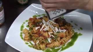 Pasta Fusilli con salsa de tomate y albahaca [upl. by Scotty]