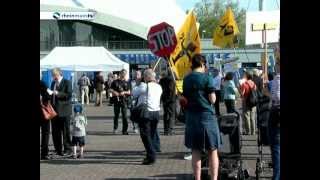 Proteste von FluglärmGegnern bei der FraportHauptversammlung [upl. by Marguerita334]