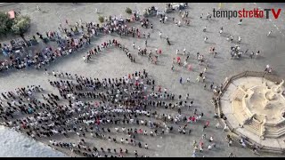 Piazza Duomo il flash mob degli studenti del Seguenza incanta i turisti [upl. by Attenauq]